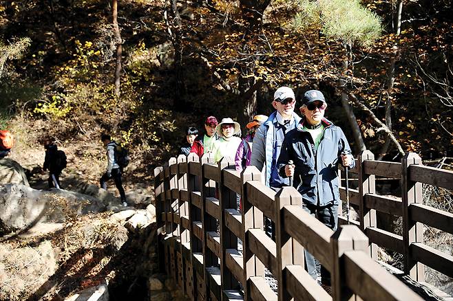 신철식 이승만건국대통령 기념사업회 회장이 우남산악회 회원들과 창립 산행을 하고 있다.