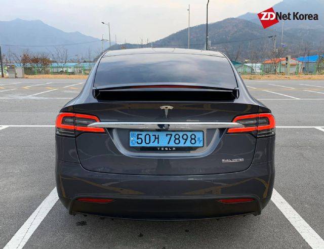 테슬라 모델 X 퍼포먼스 뒷모습. 밑줄이 쳐진 'DUAL MOTOR' 레터링이 새겨지면 퍼포먼스 차량임을 뜻한다. (사진=지디넷코리아)