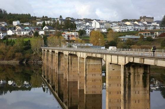 산티아고 순례길의 흔한 풍경. 한 순례자가 포르토마린이라는 도시를 들어가는 장면이다. 이 다리는 로마 시대에 지은 것이라고 한다.