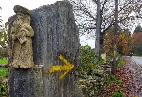 성 야고보 상이 서 있는 순례길 이정표.