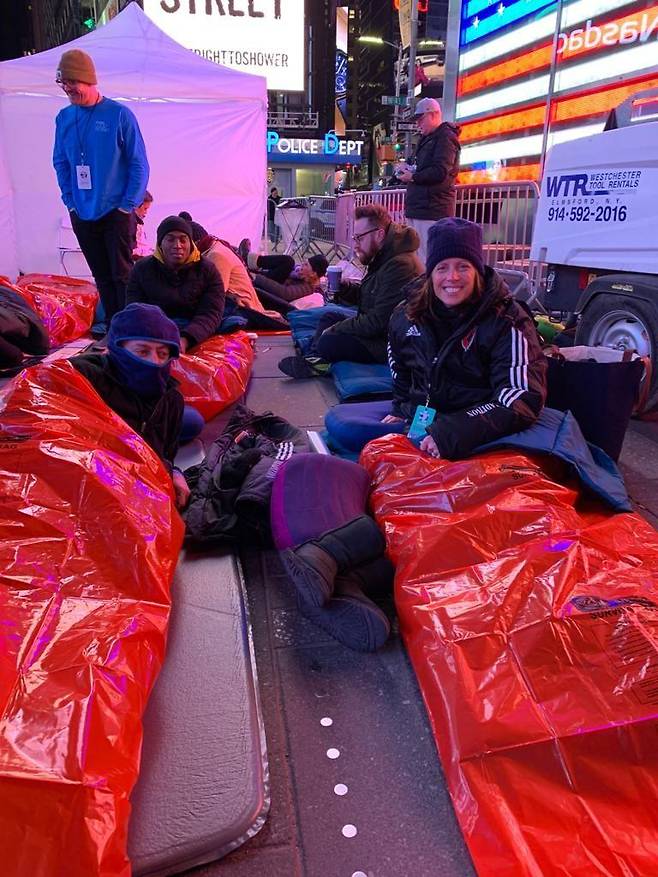 7일(현지시간) 맨해튼 타임스스퀘어에서 노숙체험을 하고 있는 아데나 프리드만 나스닥 최고경영자(오른쪽). /사진=아데나 프리드만 SNS