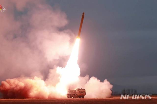 【서울=뉴시스】지난 11월29일 조선중앙TV가 보도한 국방과학원 초대형 방사포 시험사격 모습. (사진=조선중앙TV 캡처) 2019.12.09.  photo@newsis.com