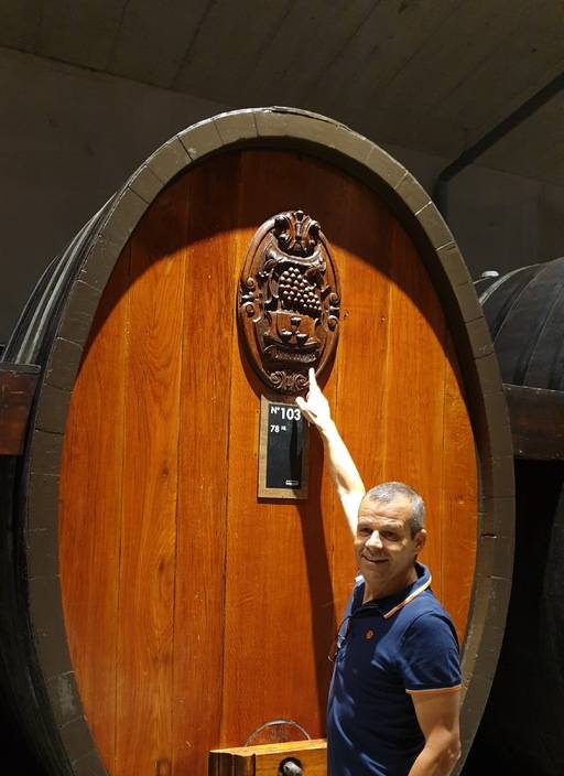 1938년 생산된 대형 오크통을 설명하는 조지 로렌츠