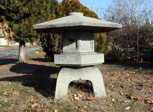 '캠프마켓'에 남아 있는 일본 석등 (인천=연합뉴스) 윤태현 기자 = 지난 4일 오후 인천시 부평구 부평미군기지 '캠프마켓' 내에 일본 석등(石燈)이 남아 있다. 2019.12.9