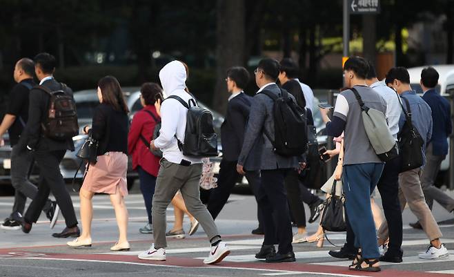 서울 종로구 세종대로 네거리에서 시민들이 출근길을 서두르고 있다. 연합뉴스 제공