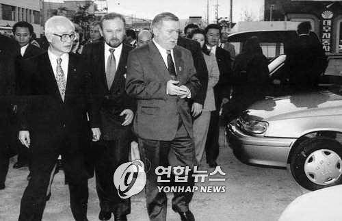 1994년 김 전 회장이 대우자동차를 방문한 당시 폴란드 바웬사 대통령에게 르망 레이서 승용차를 설명하고 있다. [연합뉴스]