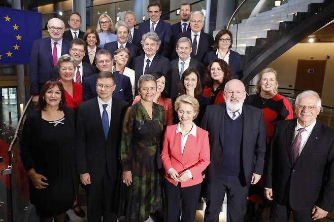 우르줄라 폰데어라이엔 유럽연합(EU) 집행위원장 등 신임 집행부가 지난달 27일 프랑스 스트라스부르의 유럽의회에서 기념촬영을 하고 있다. 폰데어라이엔 위원장은 이날 유럽의회 회의에 나와 기후위기에 대응할 “유럽의 그린딜”을 추진하겠다고 선언했다. 스트라스부르 | AP연합뉴스