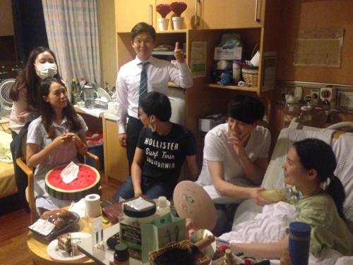 김온유씨와 앰부 봉사자들이 병실에서 웃으며 대화를 나누고 있다. 생명의말씀사 제공