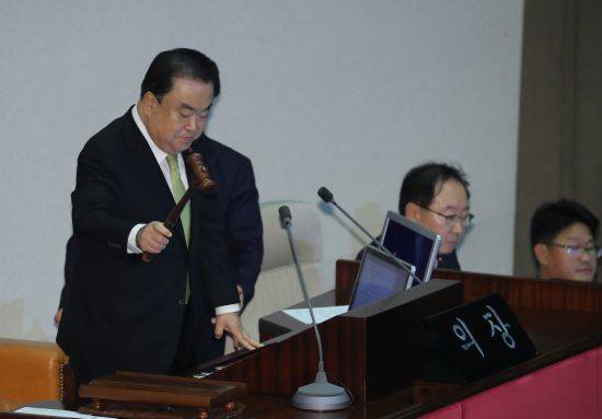 문희상 국회의장이 10일 오후 국회 본회의에서 내년도 예산안을 의결하고 있다. 연합뉴스