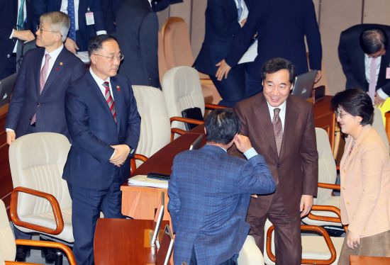 이낙연 국무총리, 홍남기 경제부총리 등이 10일 국회 본회의에서 2020년 예산안이 통과된 뒤 의원들과 인사하고 있다.  연합뉴스