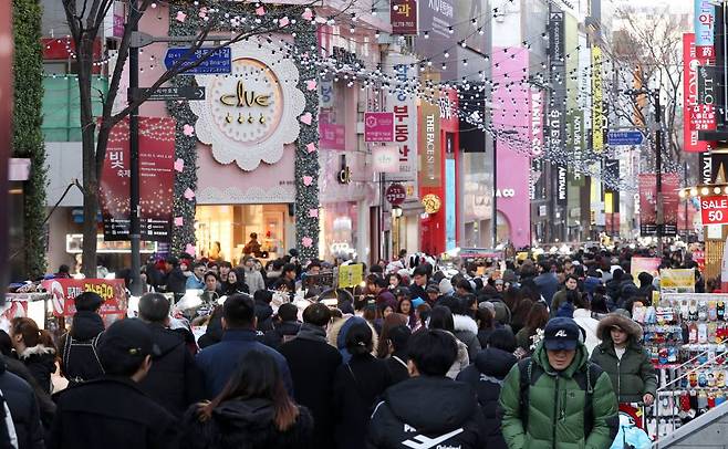 최근 저작권위원회는 자유롭게 이용 가능한 크리스마스 캐럴 음원 14곡을 공개하기도 했다. 사진은 지난해 12월 23일 명동. / 사진=김휘선 기자 hwijpg@