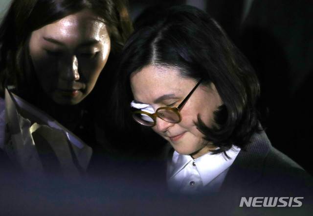 [서울=뉴시스]박미소 기자 = 지난 10월23일 조국 전 법무부 장관의 부인 정경심 동양대학교 교수가 자본시장법 위반(허위신고 및 미공개정보 이용) 등 혐의에 대한 영장실질심사(구속 전 피의자 심문)를 마친 후 서울중앙지방법원을 나서고 있다. 2019.10.23.  misocamera@newsis.com