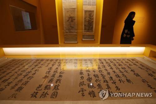 국립고궁박물관-선양고궁박물원 소장품 교류전 (서울=연합뉴스) 강민지 기자 = 10일 오전 서울 국립고궁박물관에서 관람객이 '청 황실의 아침, 심양 고궁' 전시를 둘러보고 있다. 2019.12.10 mjkang@yna.co.kr
