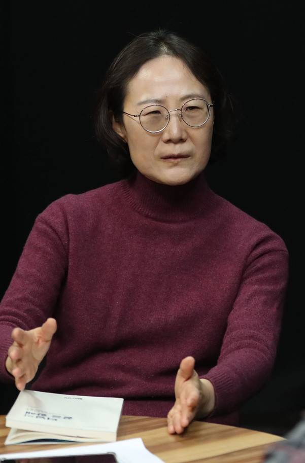 일제시대 강제징용 문제 전문가 정혜경 박사가 5일 오후 서울 마포구 공덕동 한겨레신문사 사옥에서 직격인터뷰를 하고 있다. 신소영 기자 viator@hani.co.kr 2019.12.5