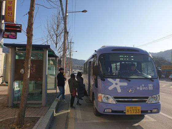 강원 춘천시가 지난달 15일 50년만에 버스노선을 전면 개편하면서 도입한 마을 버스. 박진호 기자