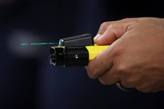 새로운 체포 장비인 '볼라랩'에서 녹색 래이저가 나가고 있다. [로이터=연합뉴스]