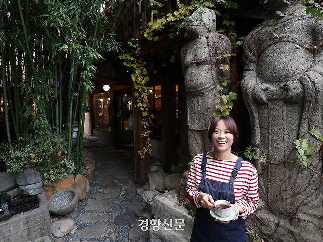 올해 ‘월드 바리스타 챔피언십’(WBC) 대회에서 우승한 부산 모모스커피 전주연 바리스타. 여성 바리스타가 WBC에서 우승한 것은 전주연이 두 번째다. 그는 바리스타를 ‘커피를 매개로 손님에게 긍정적 에너지를 전달하는 사람’이라고 정의한다.