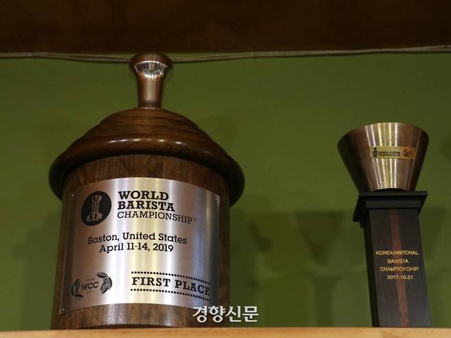 모모스커피 매장에 전시된 WBC 우승컵