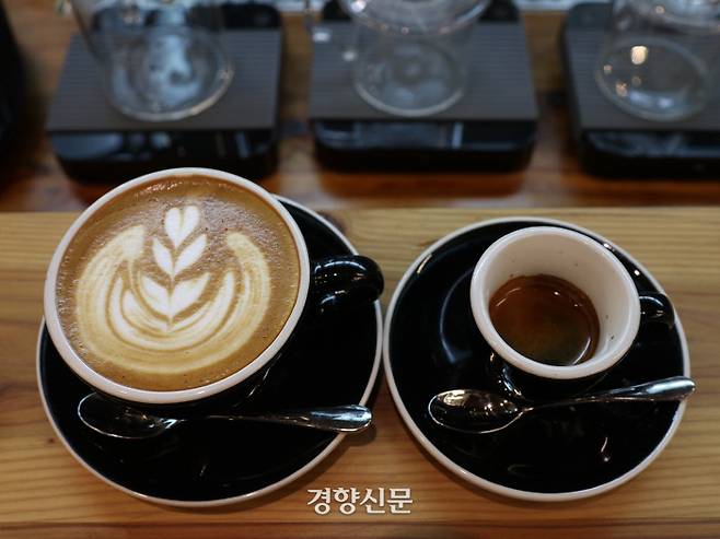 두 가지 원두를 골라 에스프레소와 카푸치노로 각각 맛볼 수 있는 블랙업커피의 테이스팅 코스