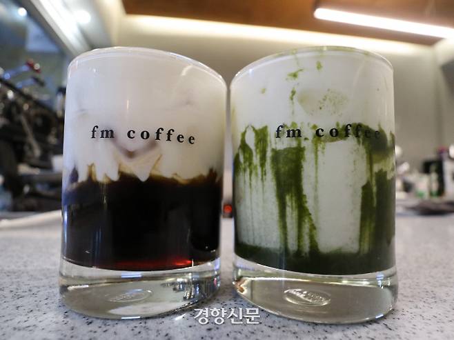 FM커피의 대표 메뉴인 투모로우와 전포숲