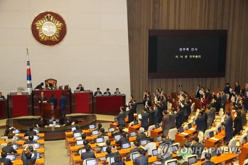 한국당 항의 속 예산 통과 인사하는 이 총리 (서울=연합뉴스) 진성철 기자 = 이낙연 국무총리가 10일 국회에서 열린 본회의에서 2020 예산안이 통과된 후 자유한국당 의원들이 항의하는 가운데 정부측 인사를 하고 있다   2019.12.10 zjin@yna.co.kr