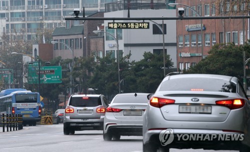 배출가스 5등급차 '녹색교통지역' 진입 단속 (서울=연합뉴스) 박동주 기자 = 1일부터 노후 경유차 등 배출가스 5등급 차량이 옛 서울 한양도성 내부(사대문 안)의 '녹색교통지역'에 진입하면 과태료 25만원이 부과된다. 사진은 이날 서울 종로구 혜화동에서 단속카메라가 운영되고 있는 모습. 2019.12.1 pdj6635@yna.co.kr