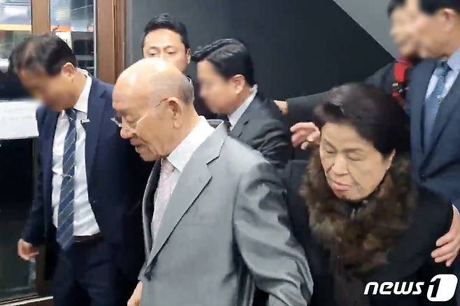 '12·12 사태' 당일인 12일 전두환 전 대통령과 부인 이순자 여사가 서울 강남의 한 고급식당에서 쿠데타 주역인 하나회 멤버들과 함께 식사를 하는 모습이 포착됐다.(정의당 제공) 2019.12.12/뉴스1 © News1 민경석 기자