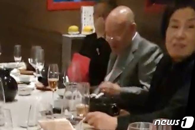 전두환 전 대통령이 '12·12 사태' 당일인 12일 쿠데타 주역인 하나회 멤버들과 함께 서울 강남에 위치한 고급식당에서 1인당 20만원 상당에 달하는 고급 점심식사를 하고 있다. (정의당 제공) 2019.12.12/뉴스1 © News1 민경석 기자