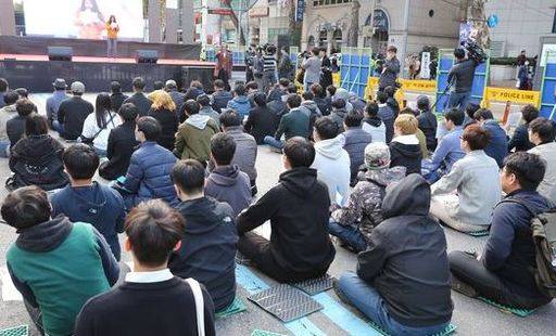 지난해 10월27일 서울 대학로 마로니에 공원 앞에서 시민들이 성범죄 유죄추정 규탄 시위를 하고 있다. 연합뉴스