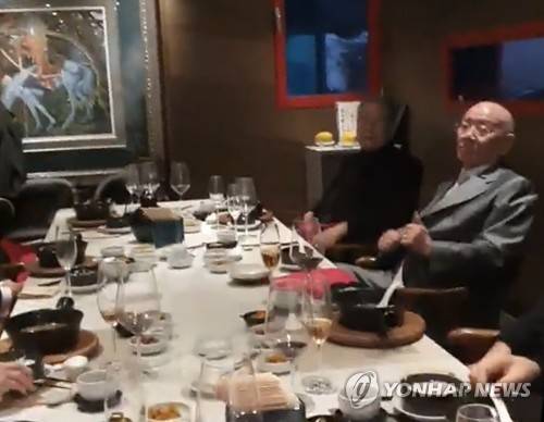 "전두환, 12·12군사반란 40년 지난 오늘 가담자들과 기념오찬" (서울=연합뉴스) 전두환 전 대통령이 12·12 군사반란을 일으킨 지 40년이 되는 날인 12일 전씨가 군사 반란에 가담했던 인물들과 서울 강남의 고급 음식점에서 기념 오찬을 즐기는 장면을 정의당 임한솔 부대표가 직접 촬영해 언론에 12일 공개했다.  2019.12.12    [정의당 제공. 재판매 및 DB 금지] photo@yna.co.kr