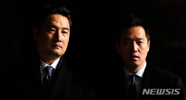 [서울=뉴시스]김선웅 기자 = 유튜브 채널 가로세로연구소를 운영하는 강용석 변호사와 김세의 전 기자가 지난 9일 오전 서울 서초구 서울중앙지검에서 가수 김건모에 대한 고소장을 접수하기 위해 민원실로 향하고 있다. 2019.12.09. mangusta@newsis.com