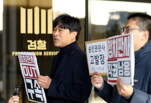 법치주의 바로 세우기 행동연대 이종배 대표(왼쪽)가 13일 오전 서울 서초동 서울중앙지검 현관 앞에서 정경심 교수 사건과 관련, 검찰의 공소장 변경을 불허한 서울중앙지법 형사합의25부 송인권 판사를 직권남용죄로 고발하기에 앞서 고발 취지를 설명하고 있다. 연합뉴스