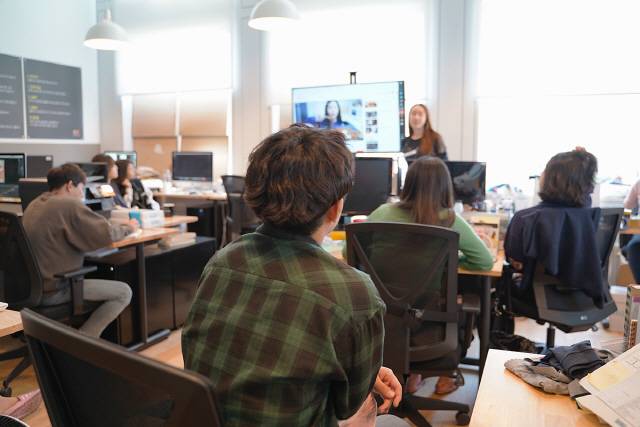 맹서현 커뮤니케이션앤컬쳐 대표가 직원들과 토론을 하고 있다./ 사진제공=커뮤니케이션앤컬쳐