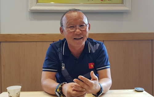 인터뷰하는 박항서 베트남 축구 대표팀 감독 (하노이=연합뉴스) 민영규 특파원 = 박항서 베트남 축구 대표팀 감독이 12일(현지시간) 베트남 하노이에서 연합뉴스 특파원과 인터뷰에서 베트남 축구를 동남아시아 최강자로 만든 소감과 향후 계획을 밝히고 있다. 박 감독이 이끄는 베트남 22세 이하(U-22) 대표팀은 지난 10일 동남아시안(SEA) 게임 60년 역사상 처음으로 금메달을 획득했다. 2019.12.13          youngkyu@yna.co.kr
