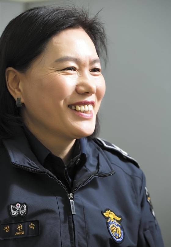 가장 보람 느꼈던 순간을 묻자 장선숙 교도관은 “출소자 딸이 엄마를 도와줘 고맙다면서 나 같은 교도관이 되고 싶다고 했을 때”라고 했다. 어려웠을 때 손 내밀어 준 학창 시절 선생님처럼 그녀도 누군가의 본보기가 됐다. /이신영 영상미디어 기자