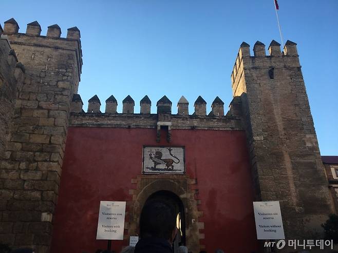 스페인 세비야에 있는 알카사르 궁전. 여기서 아내를 잃어버렸었다. 잠깐이지만, 온몸을 짓누른 절박한 마음 때문에 잠시나마 짐작할 수 있었다. 소중한 이가 사라지는 기분을./사진=남형도 기자