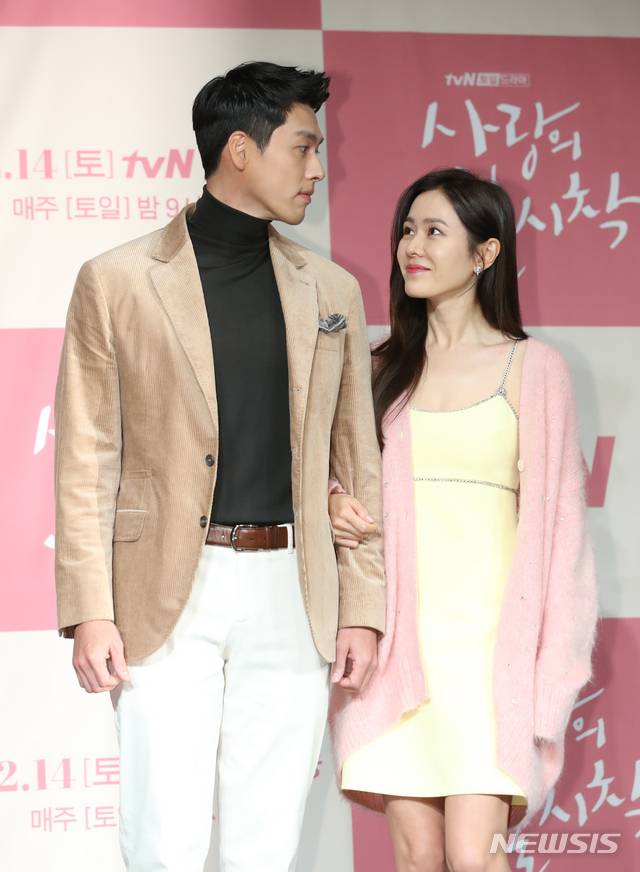 [서울=뉴시스]조수정 기자 = 배우 현빈, 손예진(오른쪽)이 9일 오후 서울 종로구 포시즌스호텔에서 열린 tvN 토일드라마 '사랑의 불시착' 제작발표회에서 포즈를 취하고 있다. 사랑의 불시착은 14일 첫방송을 시작으로 매주 토,일 밤 9시 방송한다. 2019.12.09. chocrystal@newsis.com