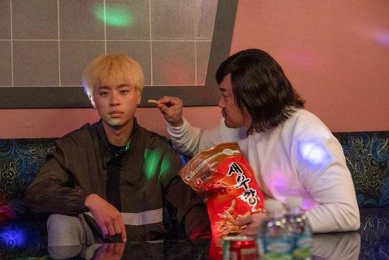 조금산 작가의 동명 웹툰을 기반으로 한 영화 '시동'에서 거석이 형을 연기한 마동석(오른쪽)과 택일 역의 박정민. [사진 NEW]