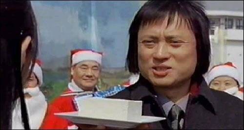 ‘친절한 금자씨’(2005)에서 출소한 금자(이영애)에게 두부를 권하는 전도사(김병옥). 기괴한 단발머리로 눈길을 끌었다.