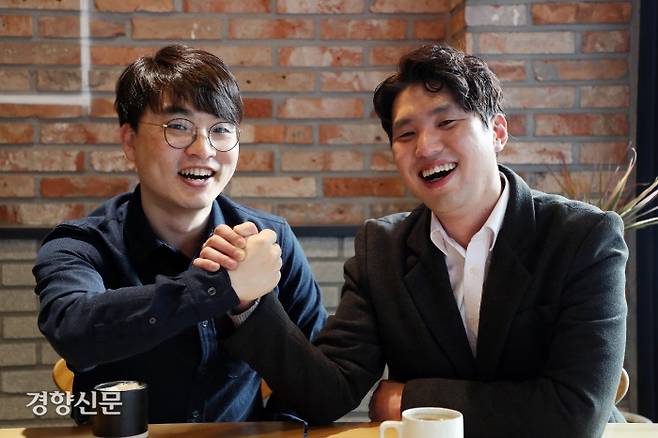 가짜뉴스 저격 유튜브 채널 \'헬마우스\'의 운영자 임경빈 작가(왼쪽). 하헌기 CP. 김정근 기자