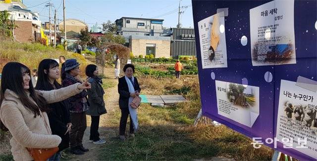 지난달 9일 인천 동구 배다리 헌책방 일대에서 열린 ‘작가들과 함께하는 배다리 헌책축제’에 참가한 시민들이 작가들의 ‘포토 에세이’를 감상하고 있다. 김영국 채널A 스마트리포터 press82@donga.com