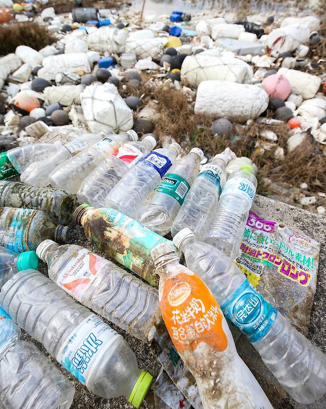 5일 전남 신안군 자은면 내치해변에 중국글씨가 있는 어구와 페트병이 해변에 널려있다. 신안-프리랜서 장정필