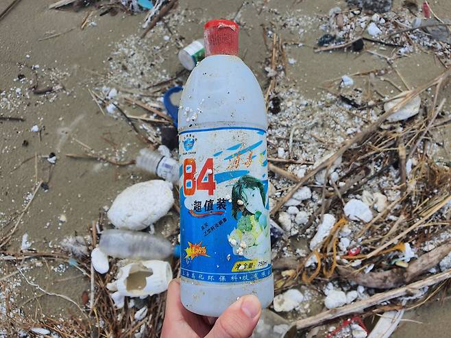 지난 5일 전남 신안군 내치해변에서 찾은 한자가 쓰여진 플라스틱 쓰레기. 중국에서 판매되고 있거나 'SHANGHAI'라는 글자가 쓰여 있는 쓰레기들이다. 프리랜서 장정필