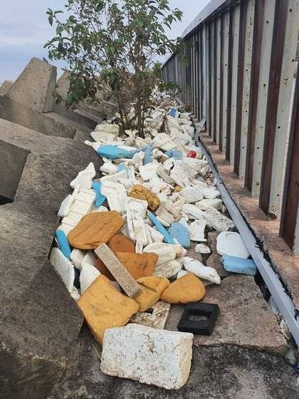 지난달 26일 찾은 상하이 빈장 산림공원 강변 산책길에 폐스티로폼, 플라스틱 등을 비롯한 각종 해양 쓰레기가 쌓여 있다. 진창일 기자