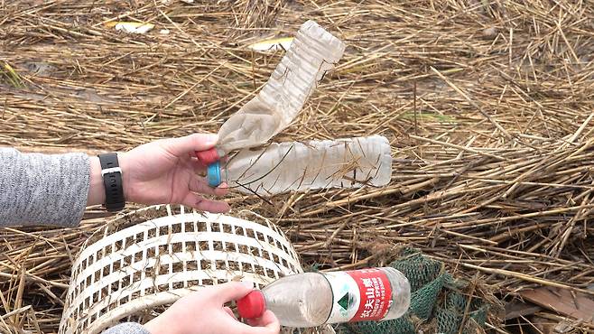 지난달 25일 상하이 인근 양쯔강 하구 난후이 지역에서 찾은 플라스틱 쓰레기들. 진창일 기자