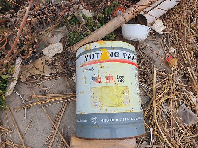 지난달 25일 상하이 인근 양쯔강 하구 난후이의 강변에서 찾은 쓰레기들. 진창일 기자