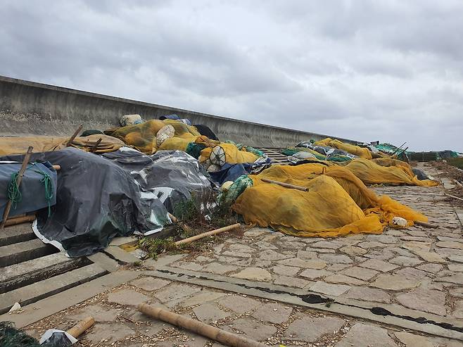 지난달 25일 상하이 인근 양쯔강 하구 난후이 지역 어민들이 강변에 쌓아둔 어구들. 진창일 기자