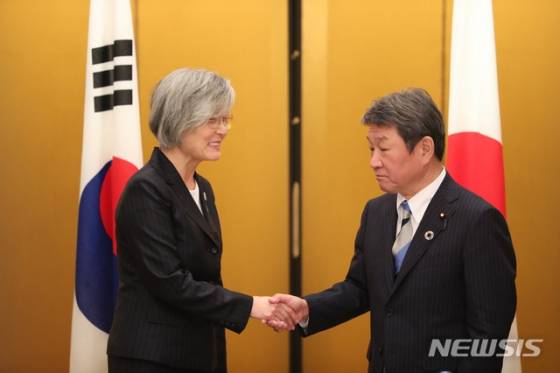 [나고야(일본)] 전진환 기자 = 강경화 장관이 모테기 도시미쓰 외무상과 23일 오후(현지시각) G20(주요 20개국) 외교장관회의가 열린 일본 나고야 관광호텔에서 양자회담을 하기에 앞서 악수하고 있다. 2019.11.23.          amin2@newsis.com