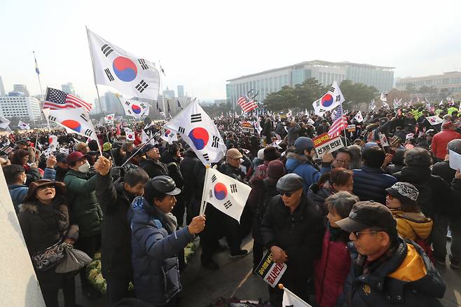 자유한국당의 '패스트트랙 법안 날치기 상정 저지 규탄대회'에 참가했던 보수단체 회원들이 16일 오후 서울 여의도 국회 본청 앞에서 선거법·공수처법 반대 집회를 계속하고 있다. [연합]