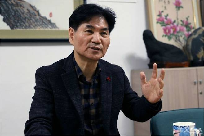 이용선 前서부광역철도 공동추진위원장이 서부광역철도망 구축 현안에 대해 노컷뉴스와 인터뷰를 하고 있다.  (사진=노컷TV 박철웅)